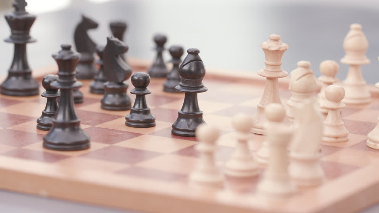 체스를 두는 손을 가까이