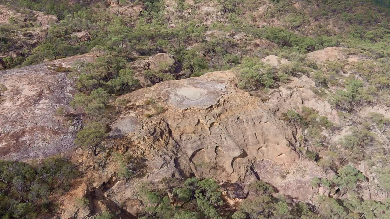 toma aérea del parque natural de las montañas blancas de la meseta en queensland