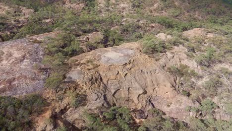 Toma-Aérea-Del-Parque-Natural-De-Las-Montañas-Blancas-De-La-Meseta-En-Queensland