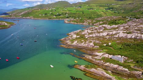 un barrido de drones de 4k de derrynane caherdaniel cove en el condado de kerry