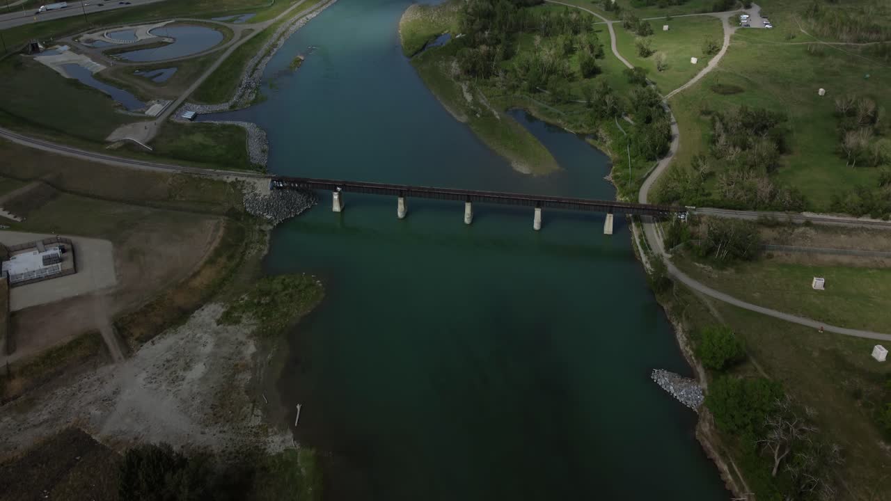 여름철에 deerfoot 고속도로와 bow 강을 공개하는 놀라운 공중 전망, 캘거리, 앨버타