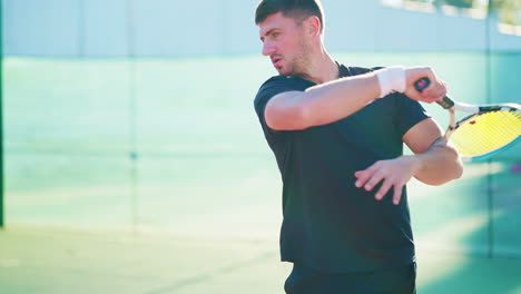 hombre jugando al tenis
