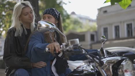 Zwei-Schöne-Junge-Frauen-Auf-Einem-Motorrad-Auf-Der-Stadtstraße