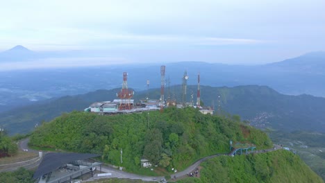 Eine-Drohne-Aus-Der-Umlaufbahn-Schoss-Vom-Gipfel-Des-Mount-Telomoyo,-Indonesien