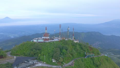 un avión no tripulado disparó en órbita al pico del monte telomoyo, indonesia