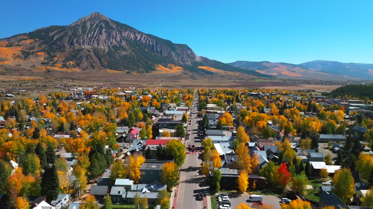 가을 에 산 마을 의 공중 사진