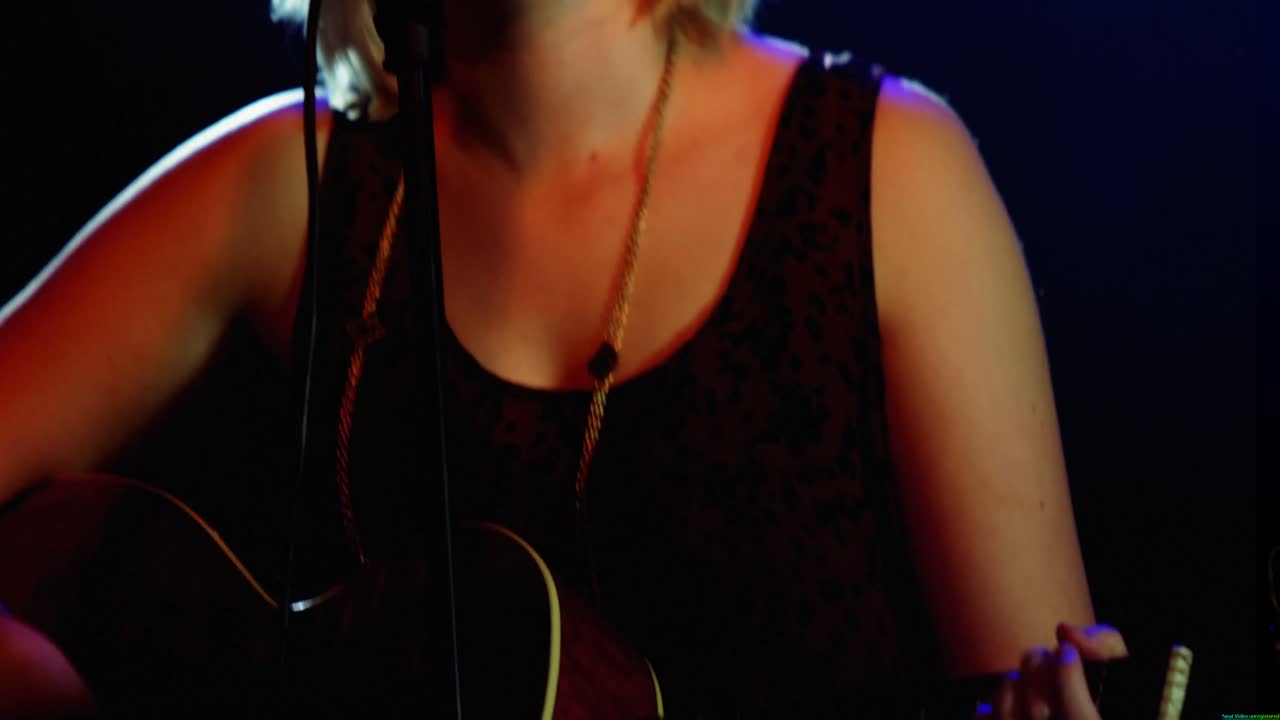 무대에서 공연 하는 가수