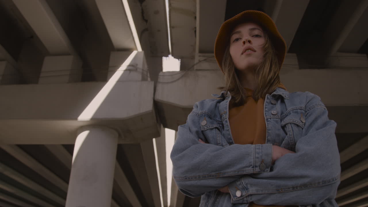 молодая женщина позирует