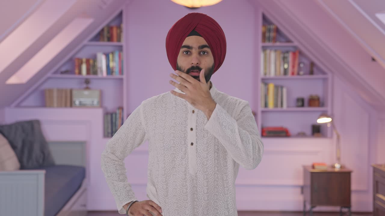 화가 난 시크족 인디언 남자가 충격적인 소식을 듣습니다.