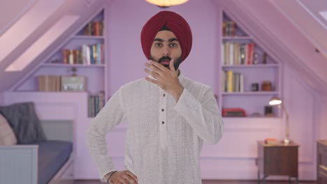 un hombre indio sikh molesto recibe una noticia chocante.
