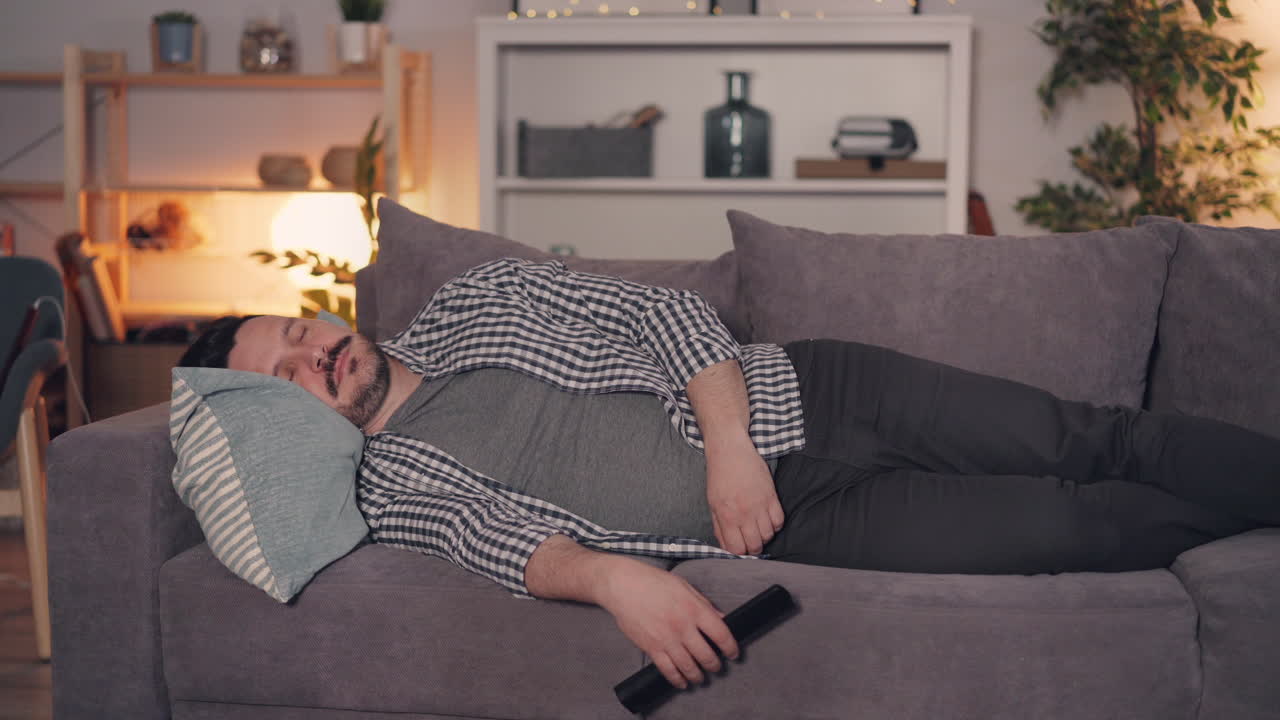 남자는 소파에서 자 고