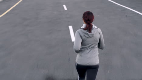 mujer, fitness o ciudad corriendo por la carretera