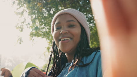 mujer africana, videollamada y acampada en la naturaleza