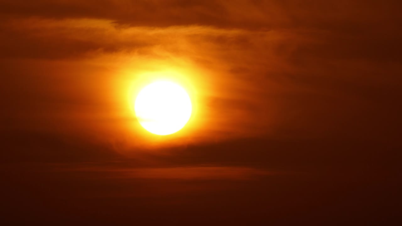 большое солнце восходит близко между облаками - timelapse 4k