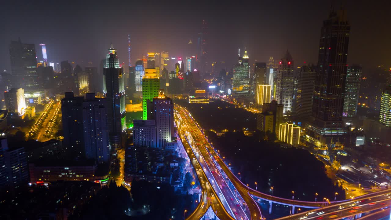 china hora de la noche iluminado paisaje urbano de shanghái famoso cruce de tráfico carretera panorama aéreo 4k lapso de tiempo