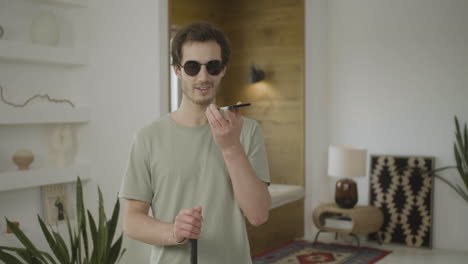 un joven ciego hablando por teléfono