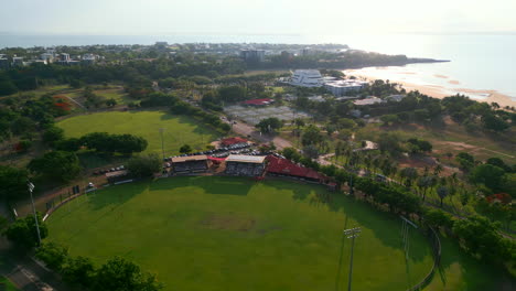 Toma-De-Drone-De-Un-óvalo-Deportivo-Costero-Con-Vistas-Al-Atardecer