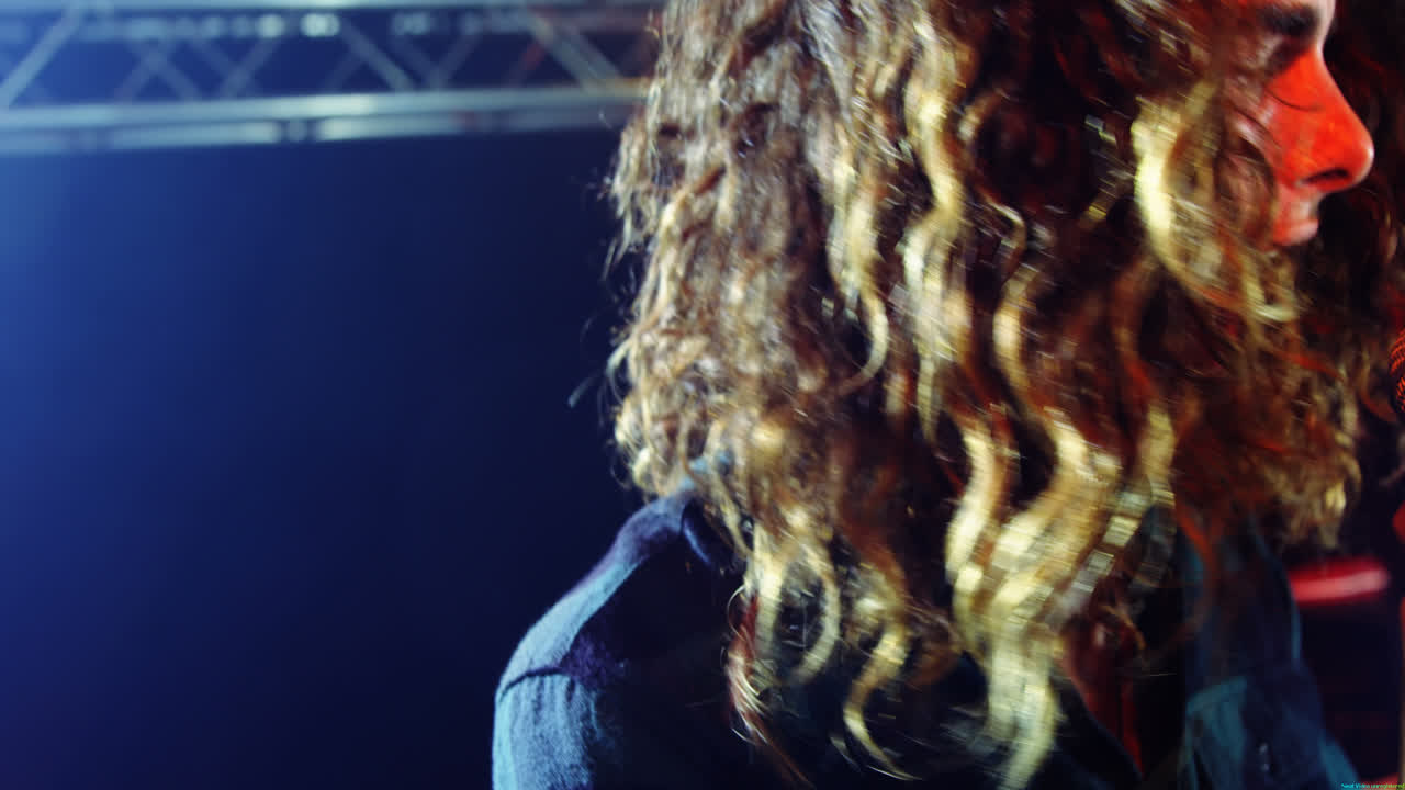 콘서트 무대에서 공연하는 가수 4k