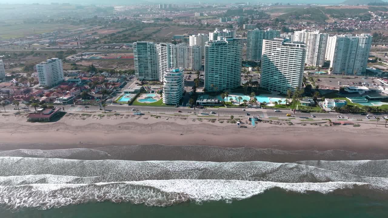 órbita aérea de edificios exclusivos y únicos en la costanera de la serena, chile
