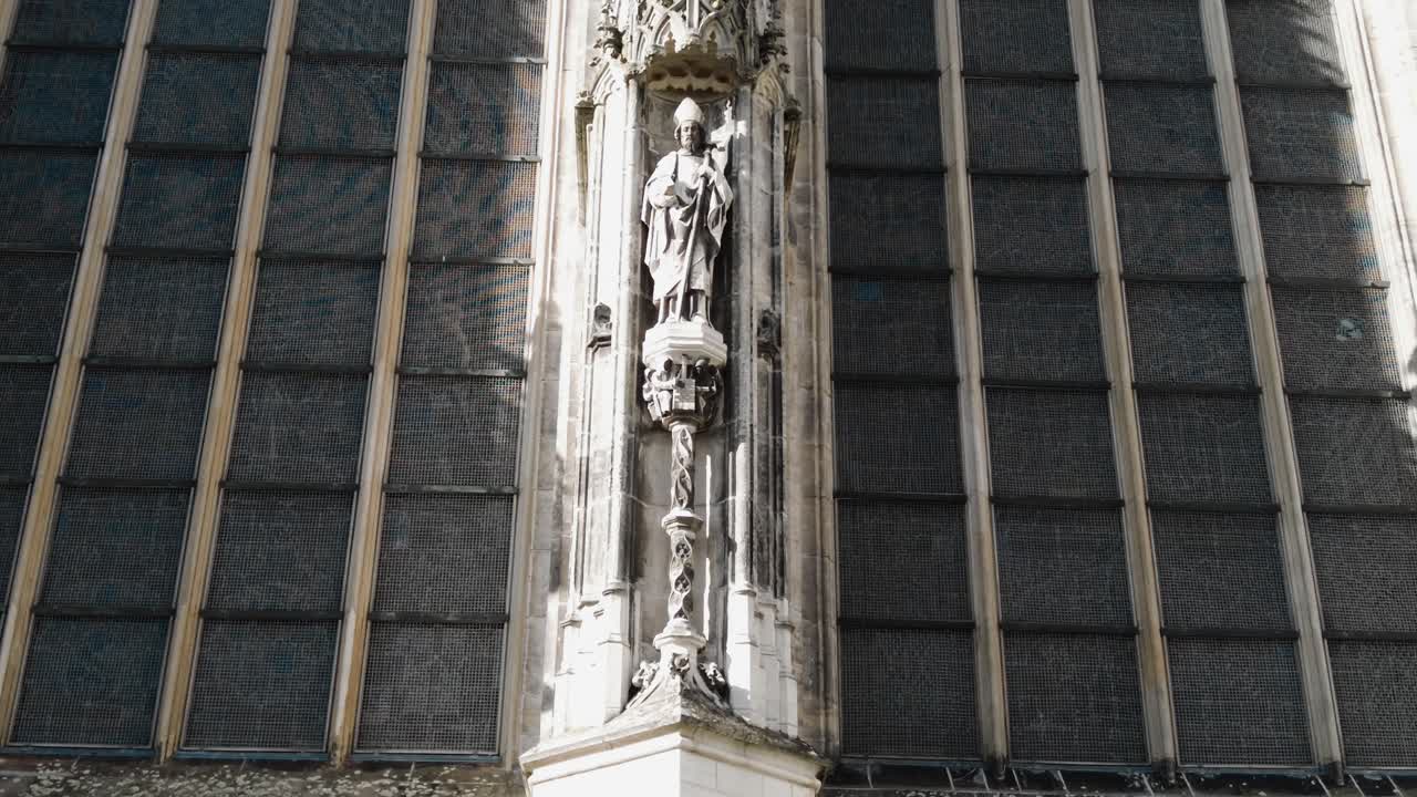 hertogenbosch의 중심에 있는 스타크 고딕 성당의 동상 가까이