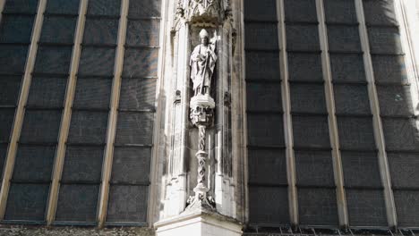 Cerca-De-La-Estatua-En-La-Catedral-Gótica-En-El-Centro-De-&#39