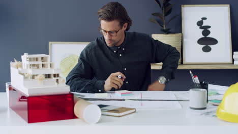 un apuesto joven arquitecto que trabaja
