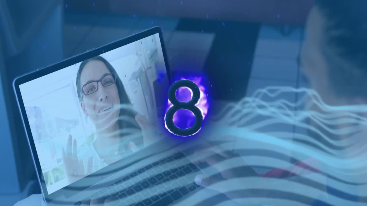 Animazione di un numero otto in fiamme su una donna d'affari caucasica in videochiamata.