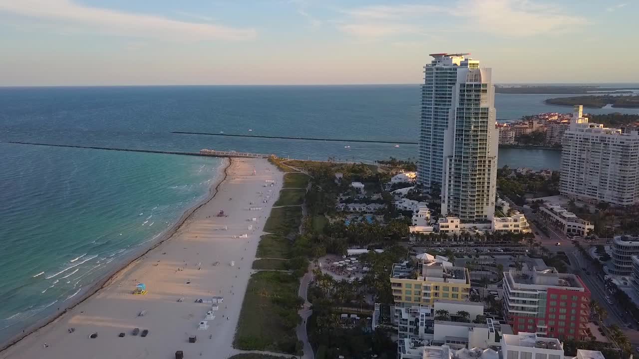vista aérea de drones de una mañana tranquila en la playa de south pointe, en la soleada miami, ee.uu.