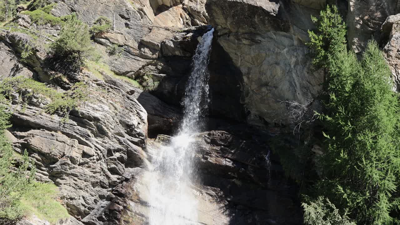 Lillaz-fossene i Cogne i de italienske Alpene i Aostadalen – sakte film.