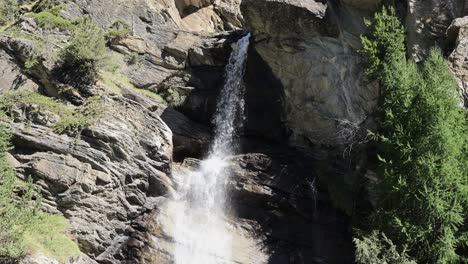 Cascadas-De-Lillaz-En-Cogne-En-Las-Montañas-De-Los-Alpes-Italianos-En-El-Valle-De-Aosta---Cámara-Lenta