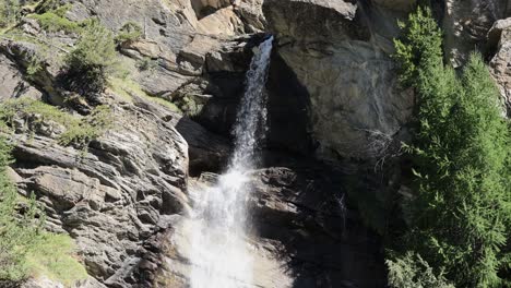 cascadas de lillaz en cogne en las montañas de los alpes italianos en el valle de aosta - cámara lenta