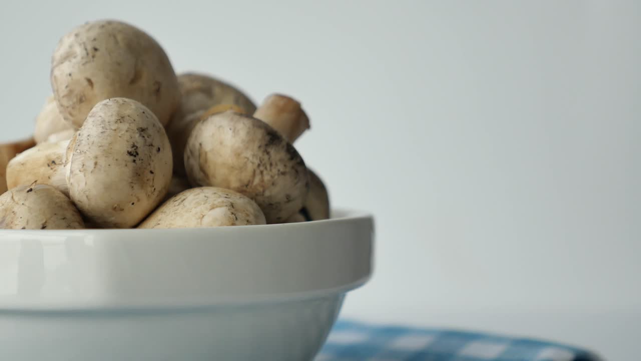 Funghi in una ciotola bianca