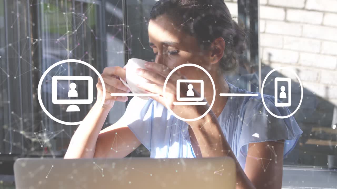 animación de la red de conexiones sobre las mujeres que usan computadoras portátiles