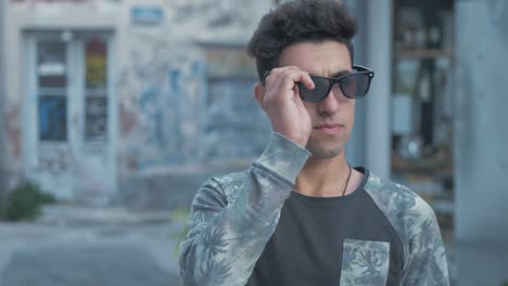 el modelo de moda se pone gafas de sol.