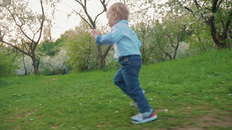 un niño feliz corriendo en un parque de flores.