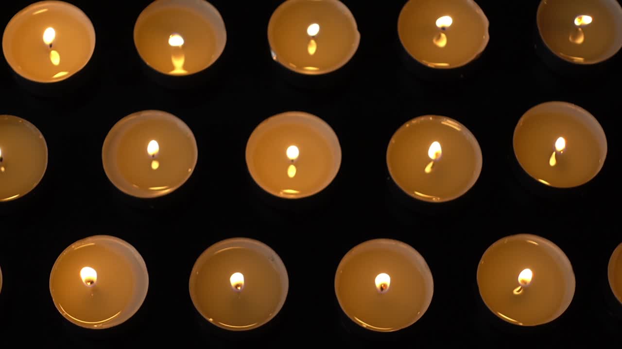 Candele su sfondo nero