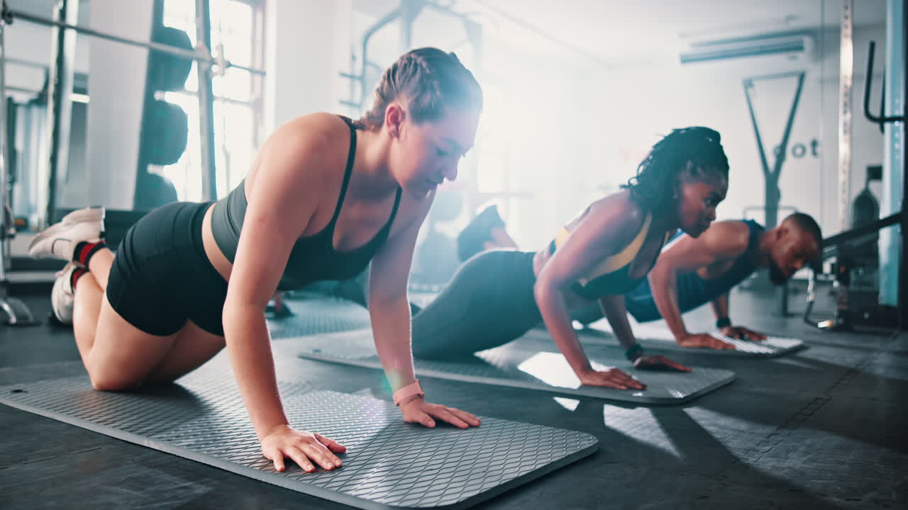 entrenamiento de fitness en grupo en el gimnasio