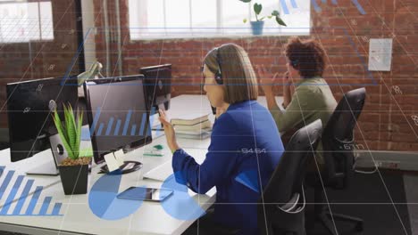 animación de procesamiento de datos estadísticos contra mujer asiática hablando en auriculares de teléfono en la oficina