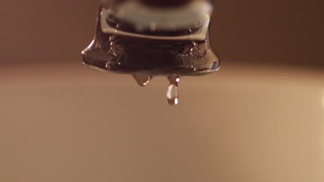 Grifo-Goteando-Agua-En-Cámara-Lenta