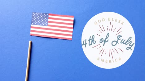 animación del texto del 4 de julio sobre la bandera de los estados unidos de américa en fondo azul.