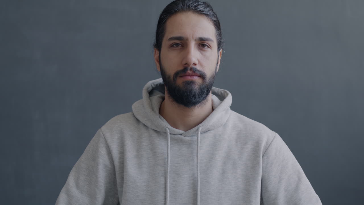 hombre dando pulgares hacia abajo