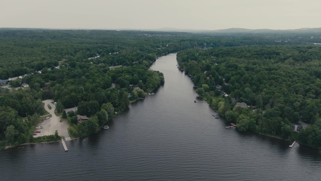 el río magog desemboca en el lago magog en estrie, quebec, canadá