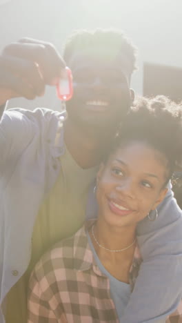 video de una feliz pareja afroamericana abrazándose y mostrando las llaves de una nueva casa