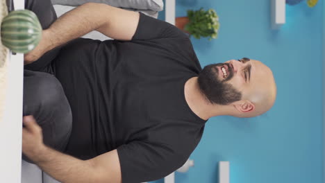 video vertical de un hombre disgustado.