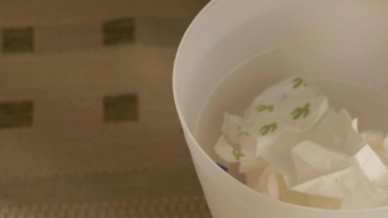 пан выстрелил в мусорную корзину, полную тканей.