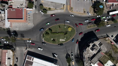 Vista-Aérea-Del-Tráfico-En-La-Rotonda-Con-Carretera-Asfaltada-En-Guanajuato,-México