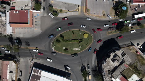 vista aérea del tráfico en la rotonda con carretera de asfalto en guanajuato, méxico