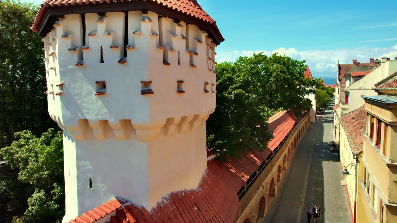 Luftfoto med drone af det historiske centrum af Sibiu, Rumænien. Gade med gamle bygninger i national stil og forsvarsmur