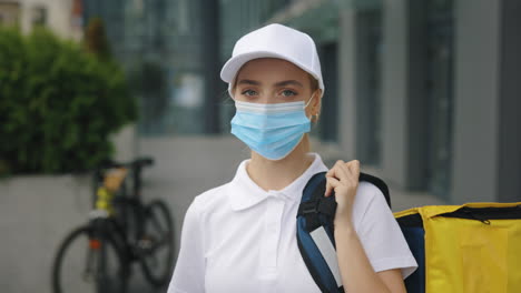 delivery person with mask and bag