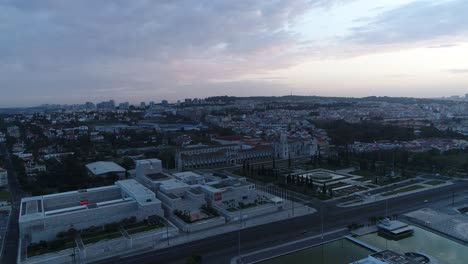 El-Monasterio-De-Los-Jeronimos-Vista-Aérea-En-El-Distrito-De-Belem-De-Lisboa-Portugal